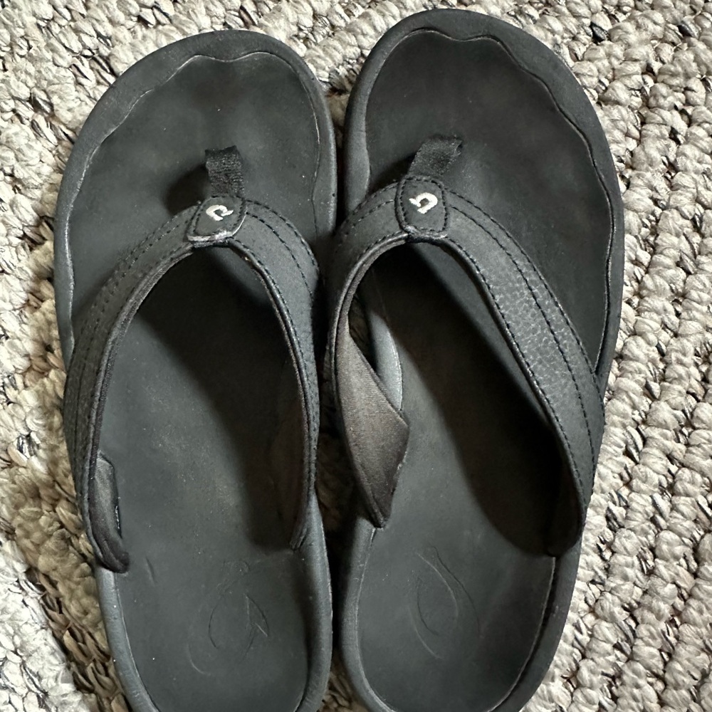 OluKai Ohana Black Flip Flops Womens size 6